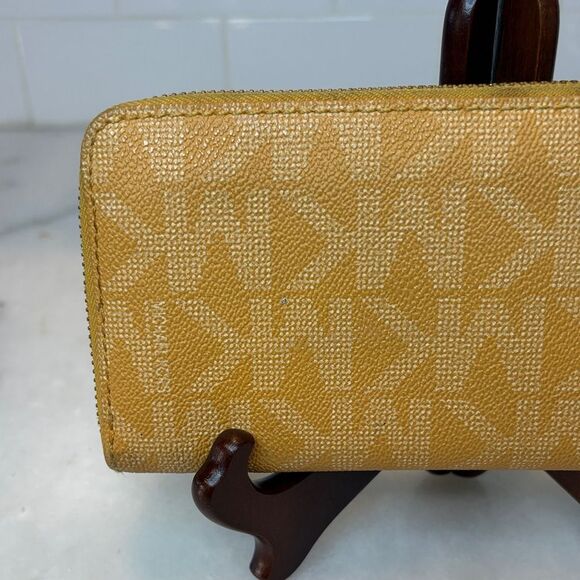 Michael Wallet Kors Yellow Signature Logo Saffiano Leather Full Zip Continental - Picture 5 of 16